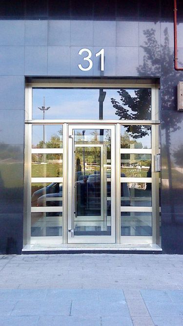 Una puerta de acero inoxidable con el número 31.
