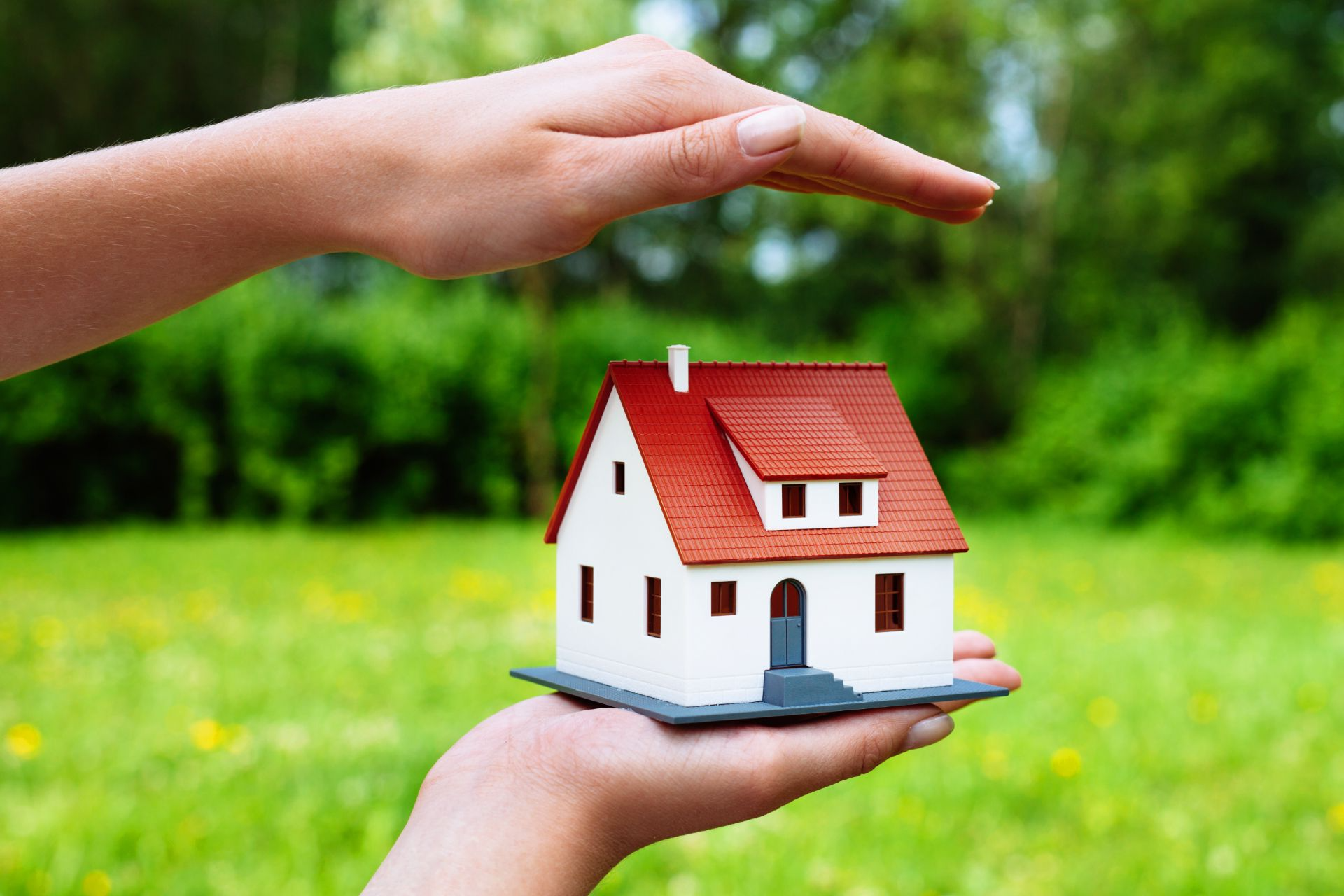 Kleines Haus in Hand