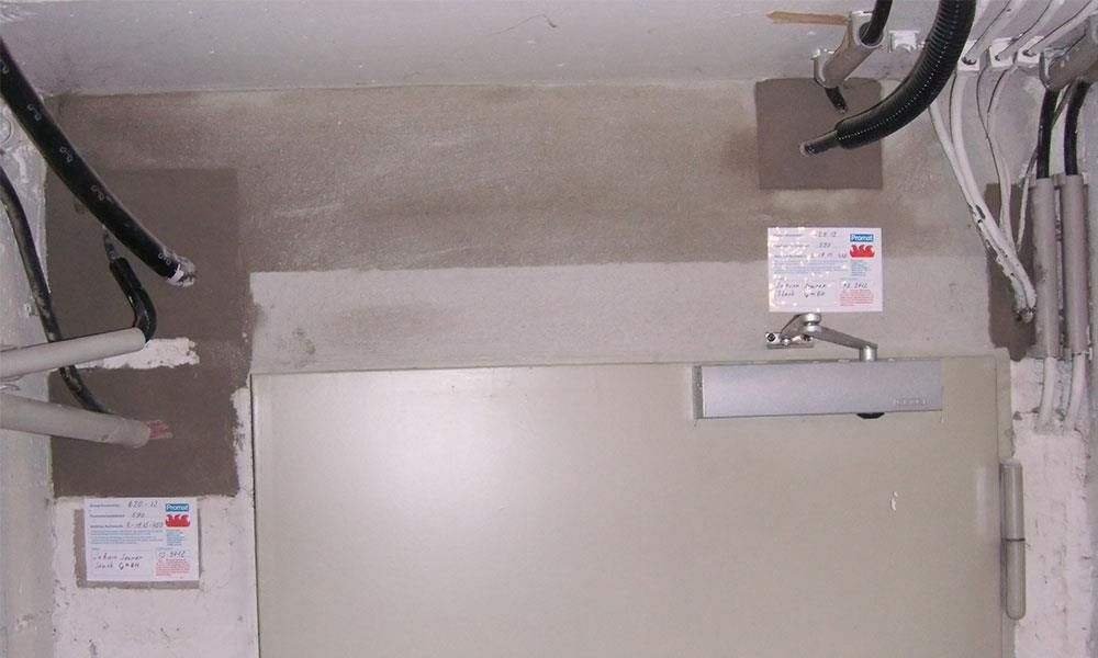 Eine Tür mit einem Schild mit der Aufschrift „Notausgang“