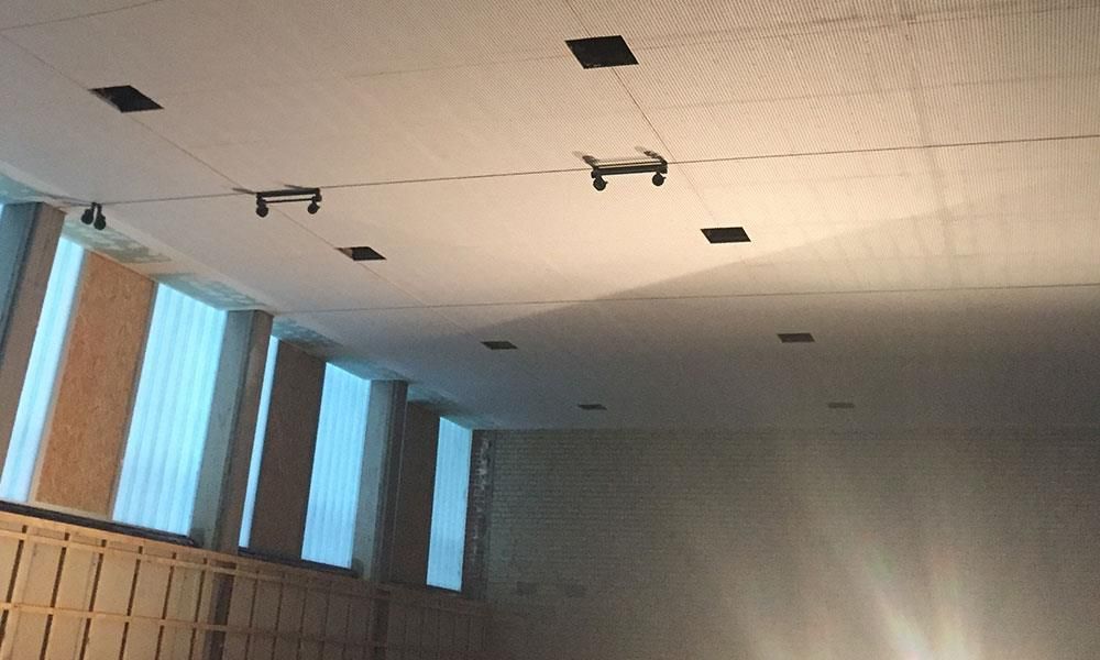 Ein Raum mit einer Decke, an der sich ein paar Quadrate befinden