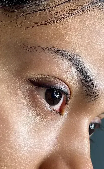 Un primer plano del ojo de una mujer con delineador de ojos.