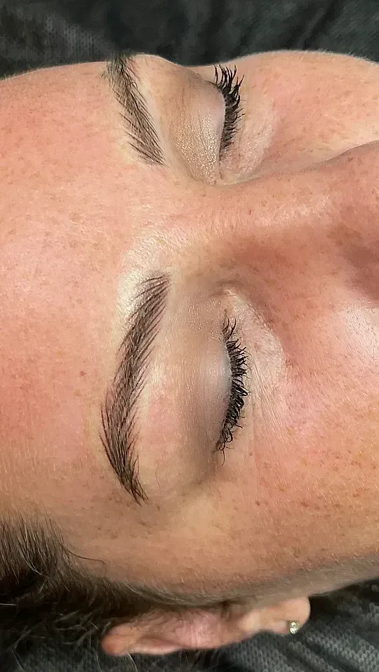 Un primer plano del rostro de una mujer con los ojos cerrados.