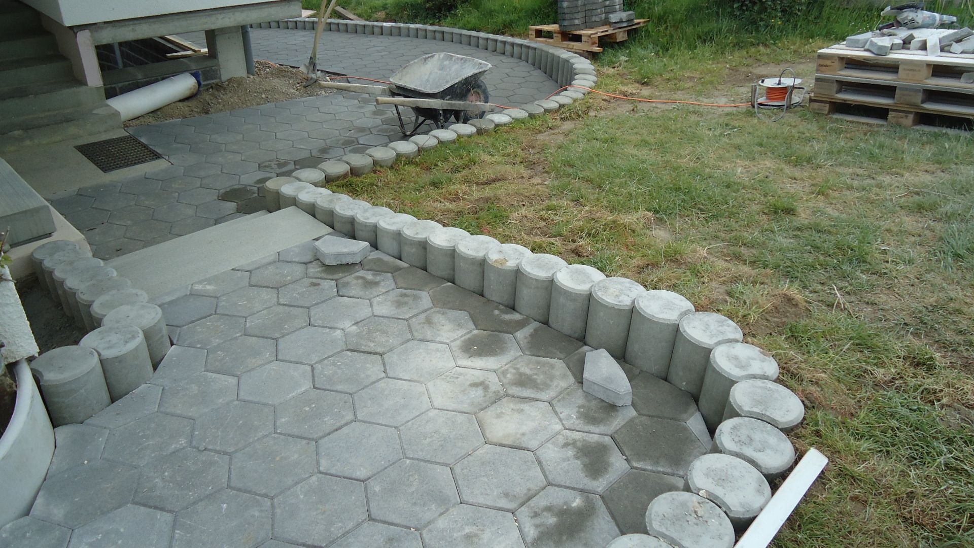 Gehweg mit Bordüre - Stoll Hoch- und Tiefbau in Milken