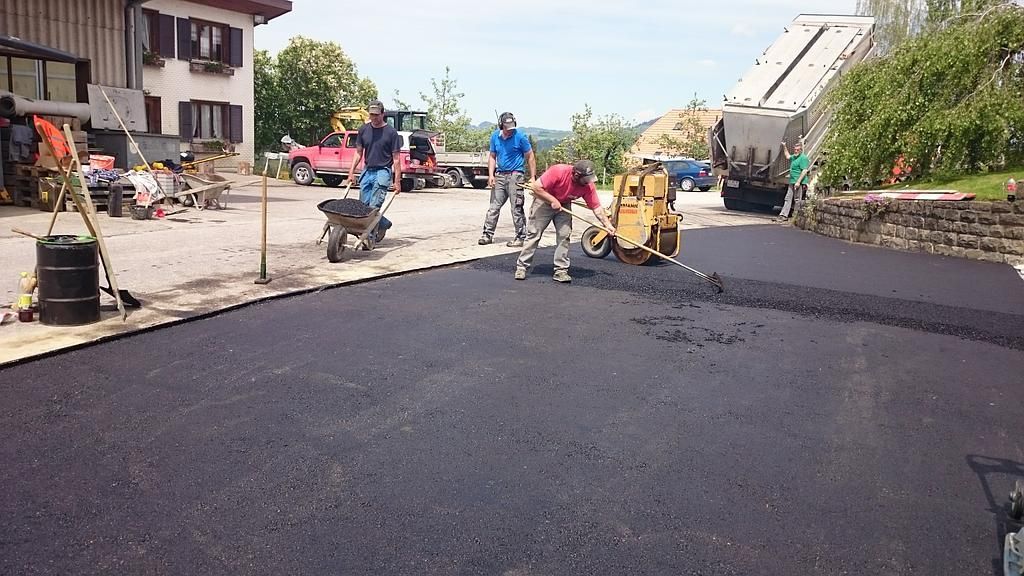 Hausplatz teeren - Stoll Hoch- und Tiefbau in Milken