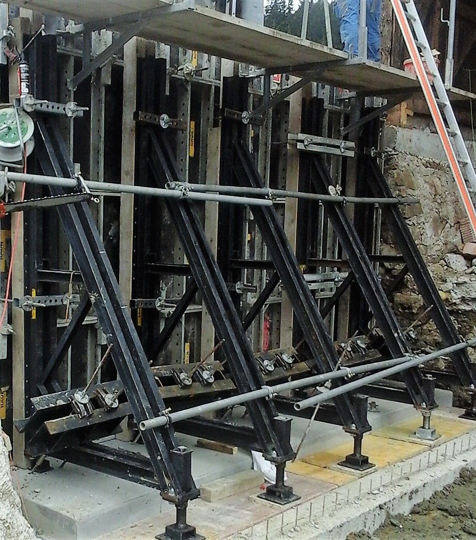 Vorbetonierung mit Stützbocken - Stoll Hoch- und Tiefbau in Milken