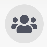 Eine Gruppe von Menschen, die nebeneinander in einem Kreis stehen.