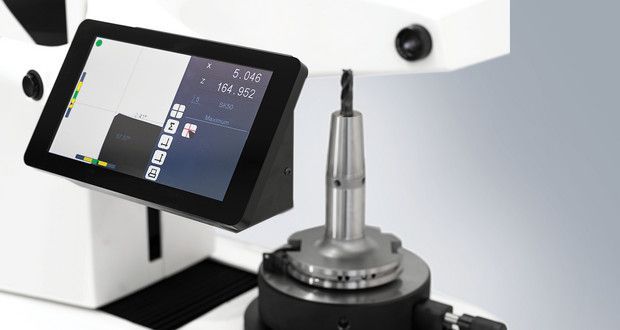 Ein Mikroskop mit einem Tablet darauf