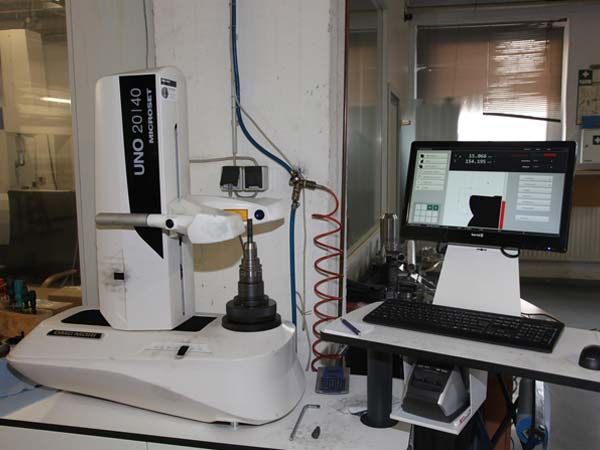 Eine Maschine, auf der das Wort „Uno“ steht