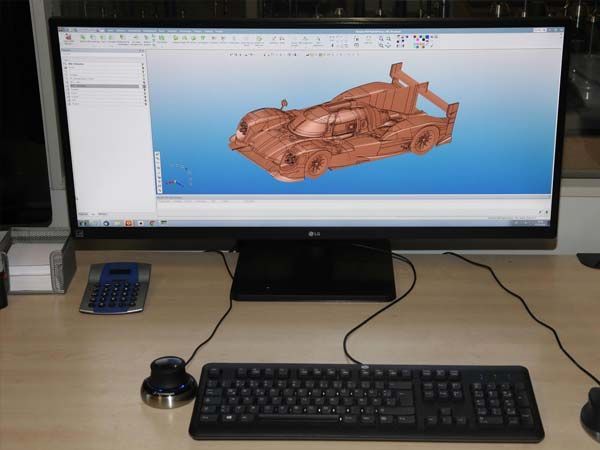 Ein Computermonitor mit einem Automodell darauf