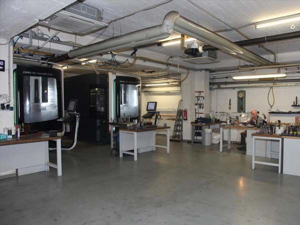 Ein großer Raum mit einem Schild mit der Aufschrift „a“ darauf