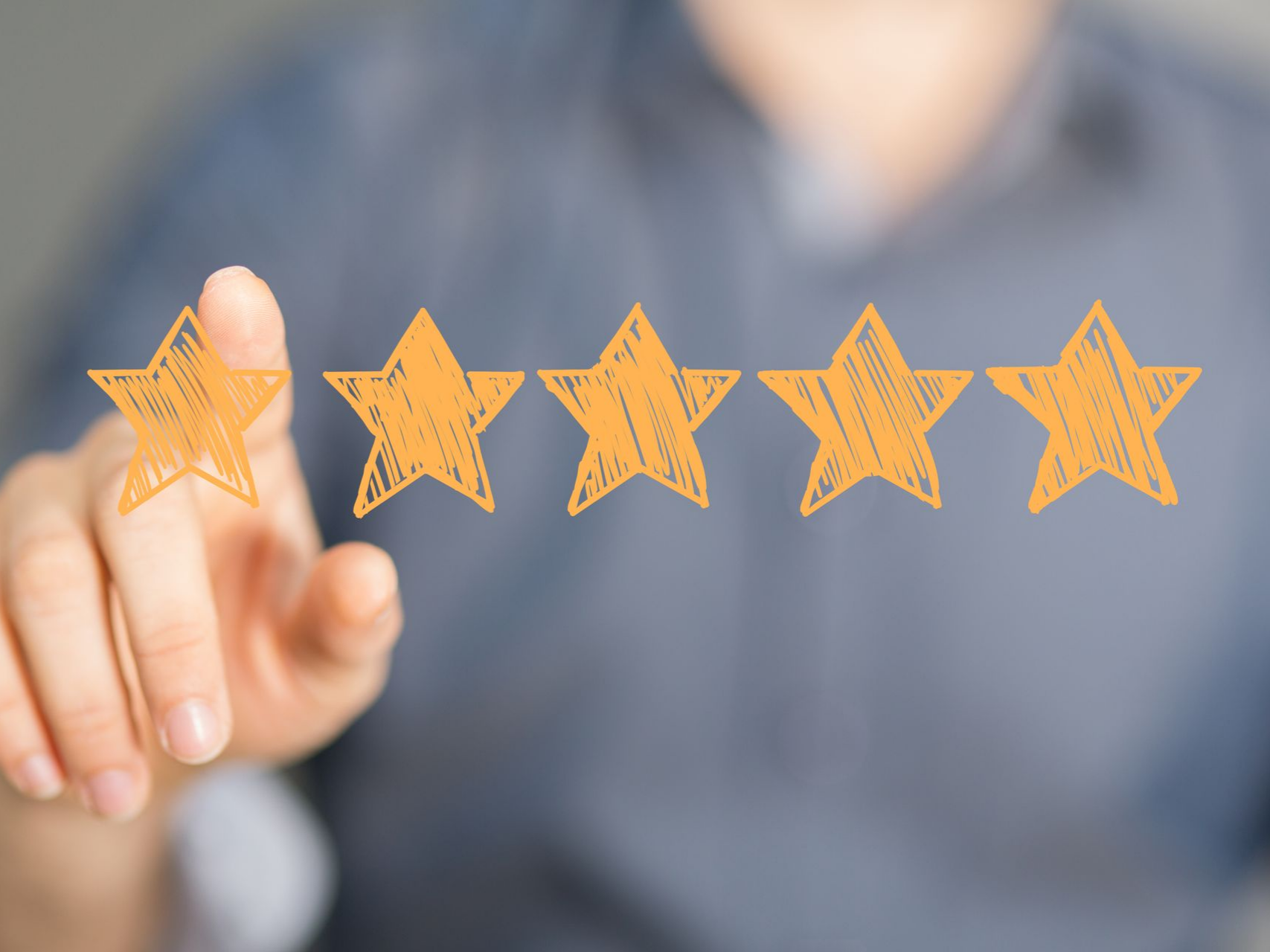 Main pointant du doigt une rangée de cinq étoiles jaunes, système de notation.