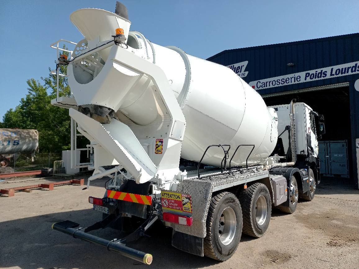 Un camion blanc.