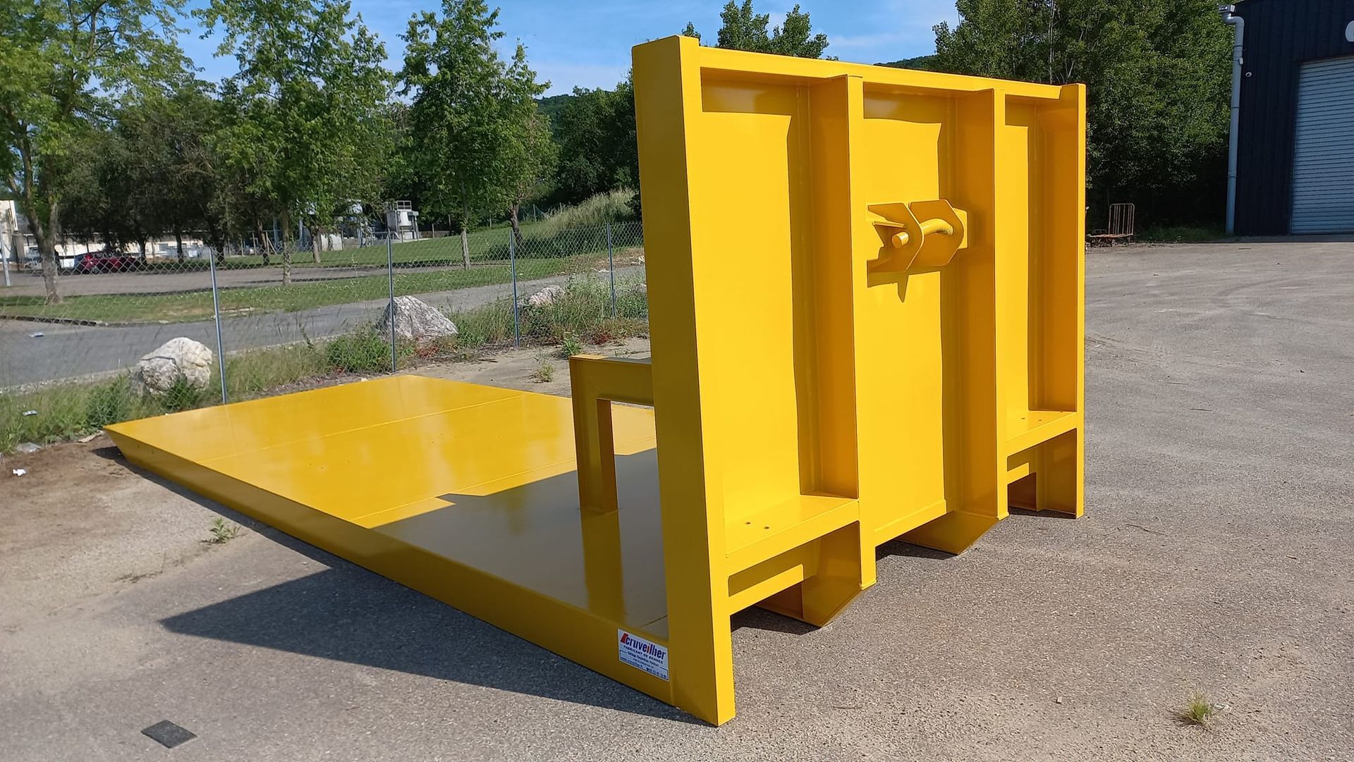 Un plateau jaune.