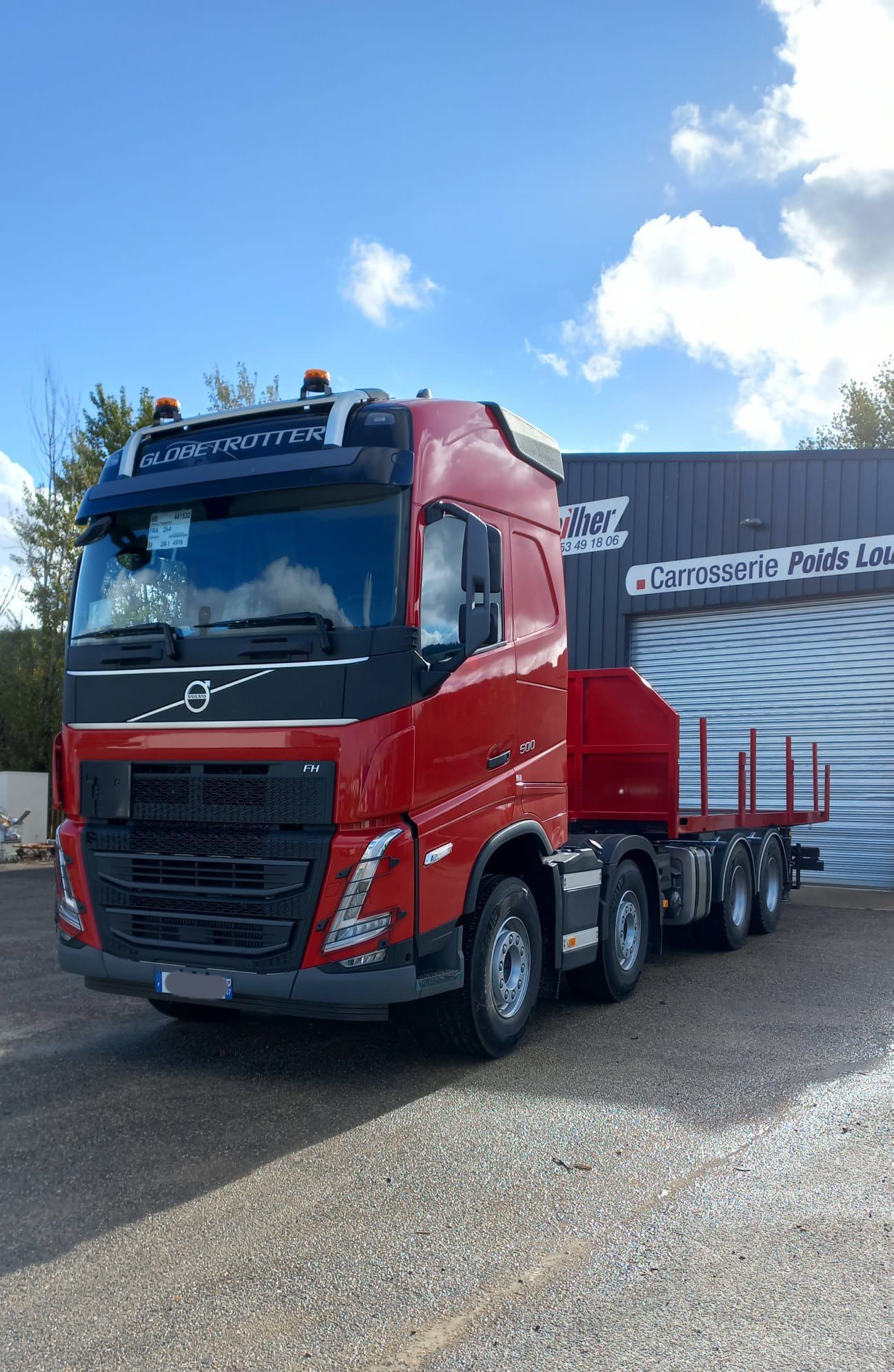 Un camion rouge.