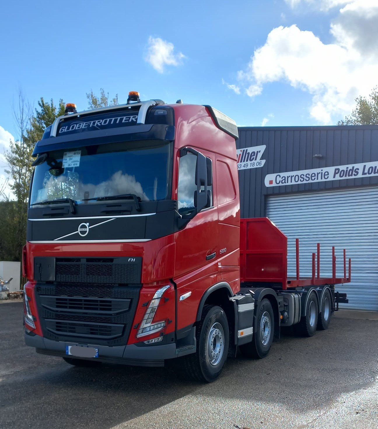 Un camion rouge.