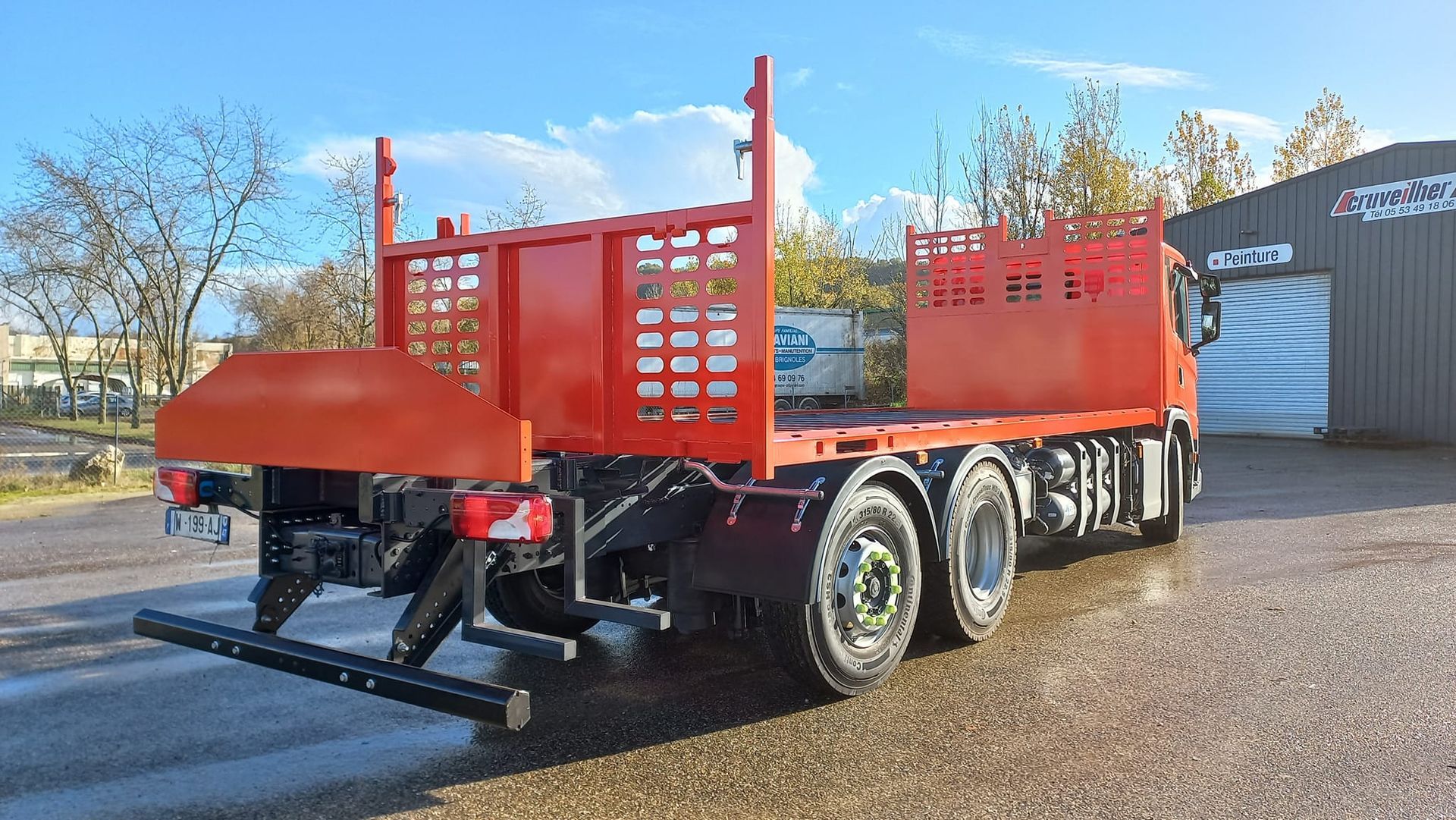 Un camion rouge.