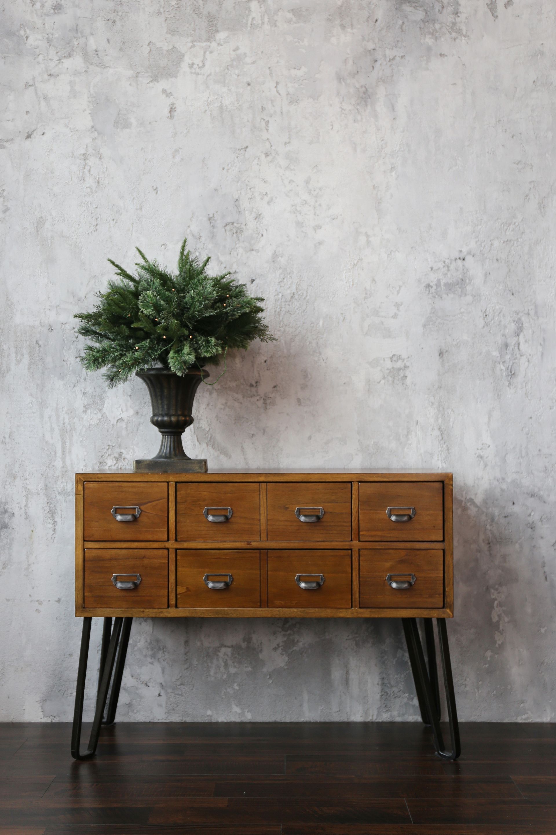 Un meuble en bois avec une plante.