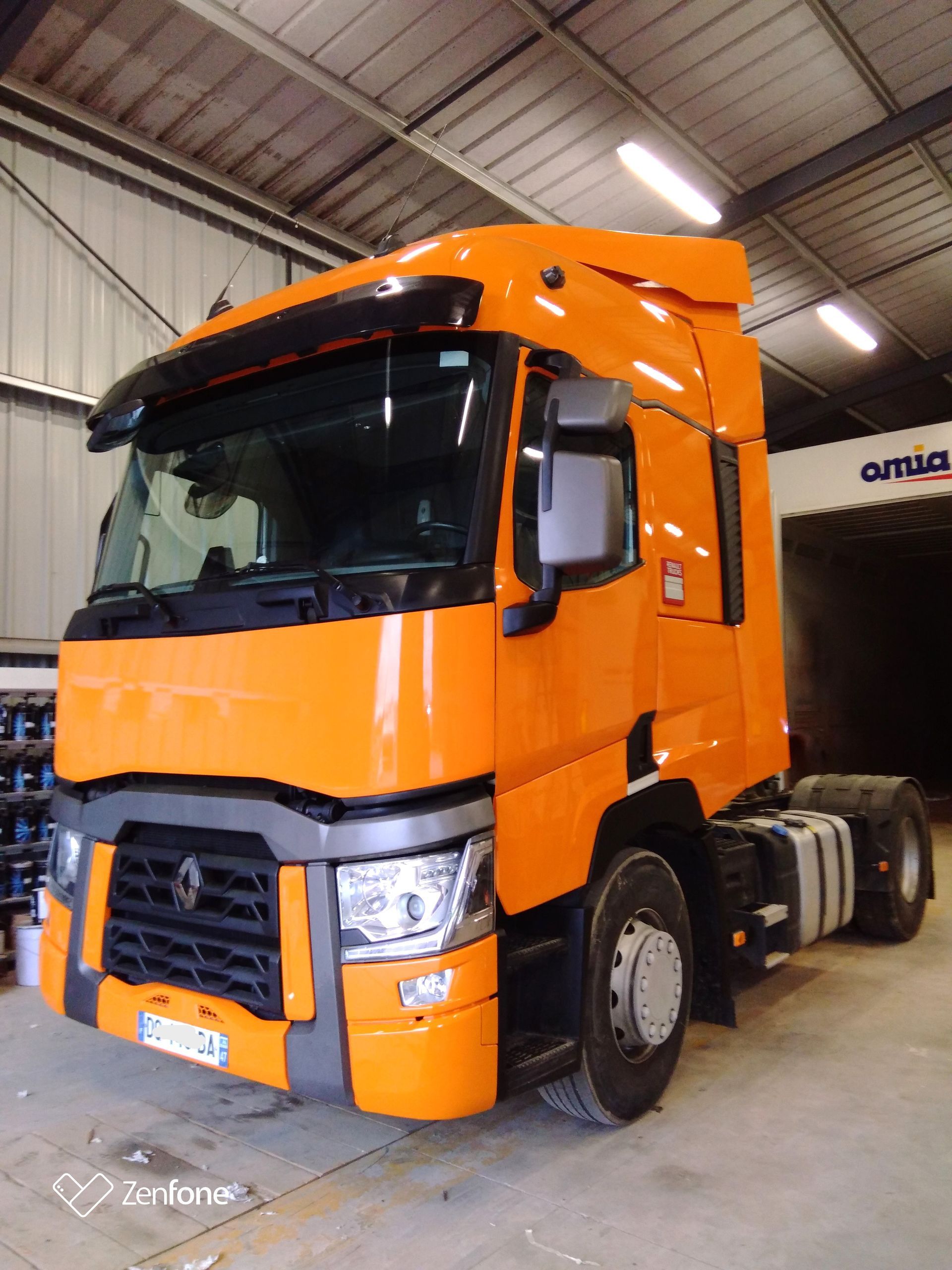 Un camion orange.