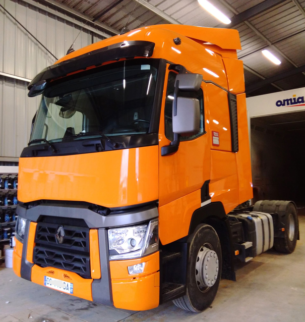 Un camion orange.