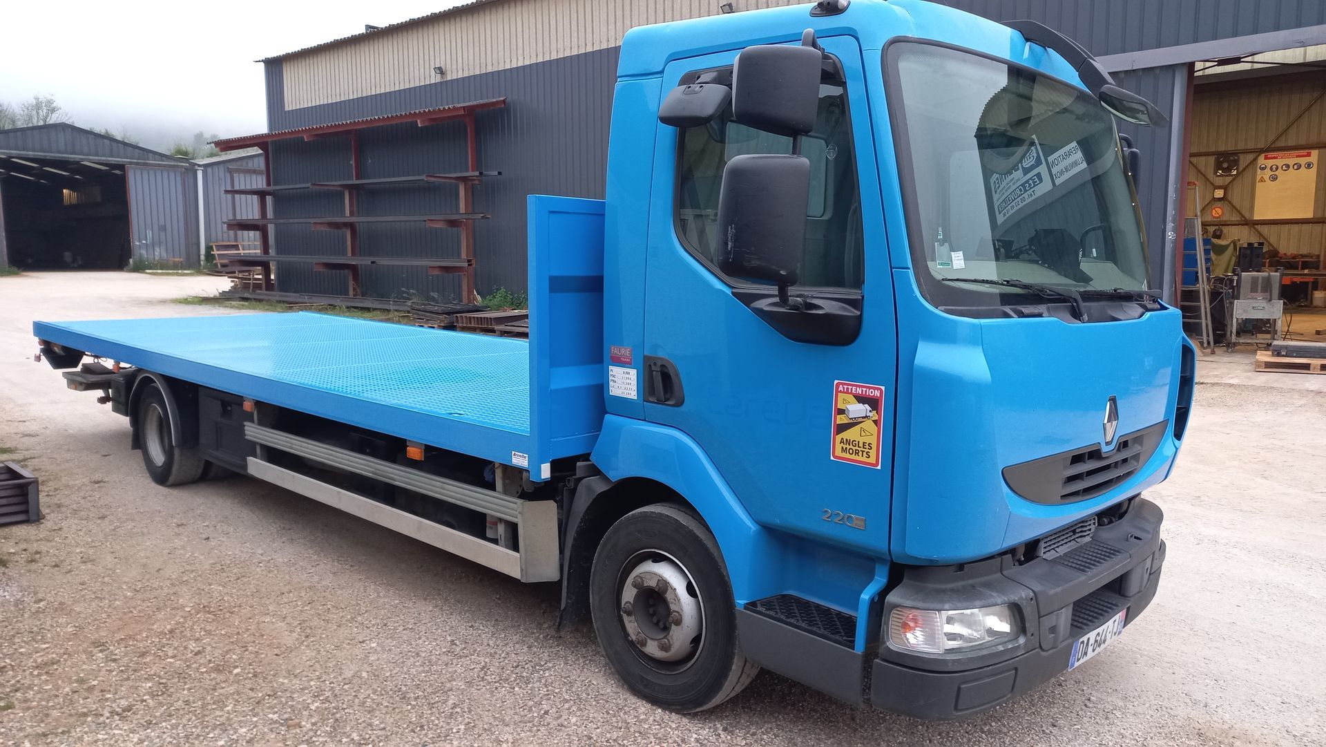 Un camion bleu.