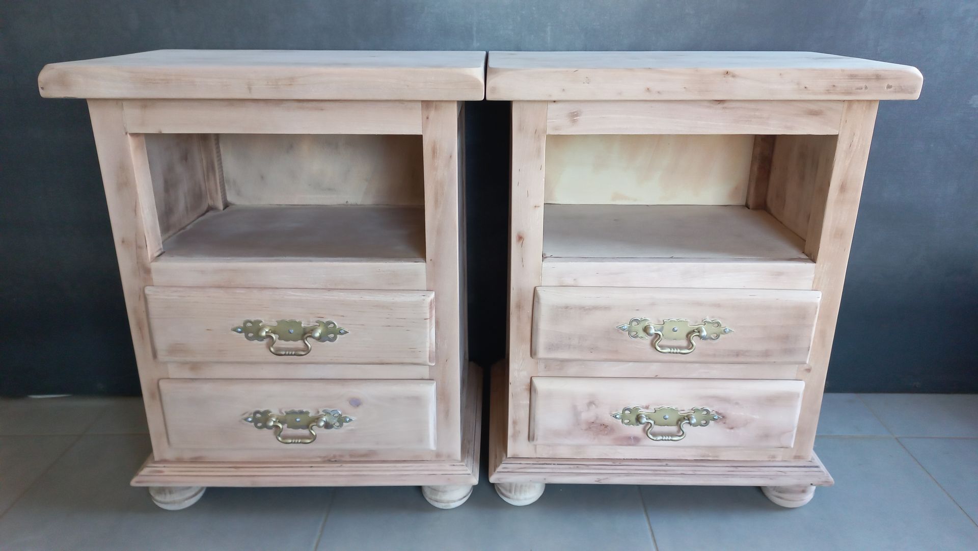 Deux tables de nuit.