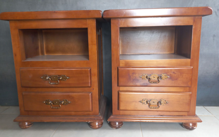 Deux meubles en bois.