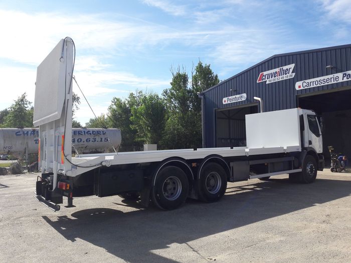 Camion blanc.
