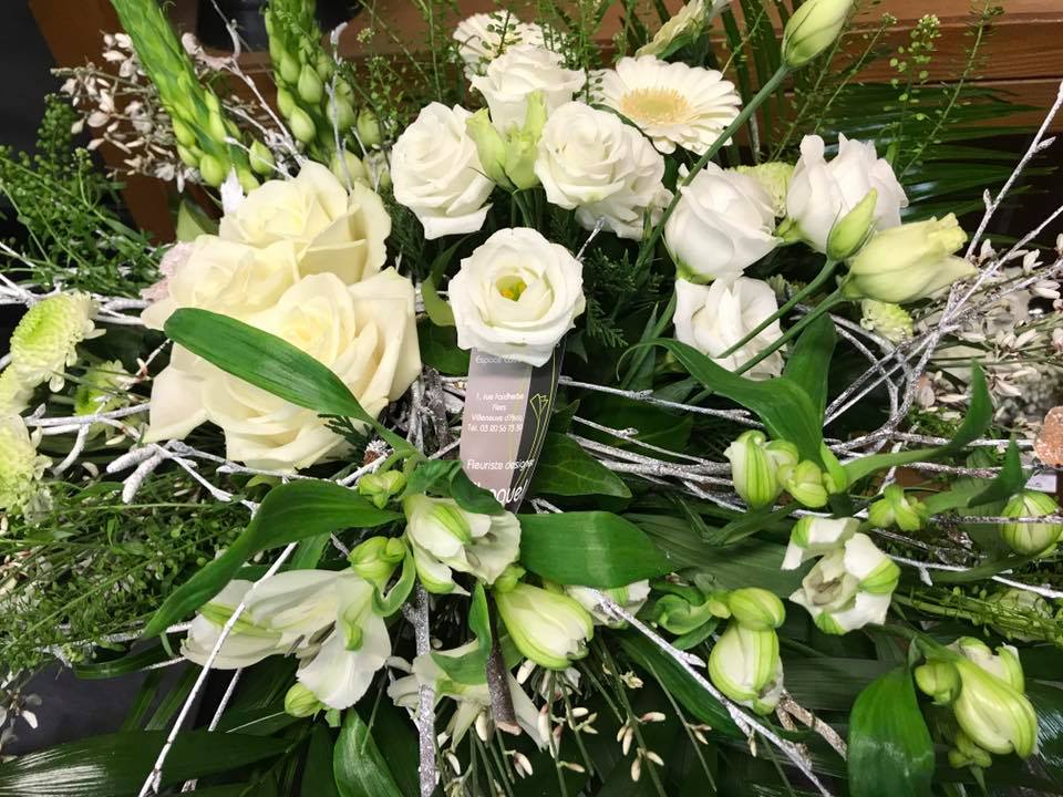 Composition avec des roses blanches