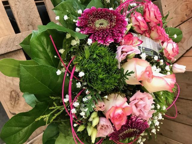 Plusieurs nuances de rose dans un bouquet