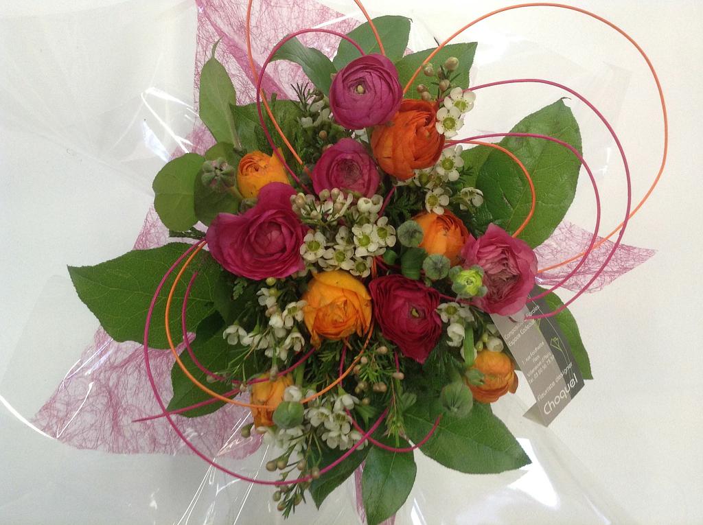 Bouquet de fleurs orange, roses et blanches