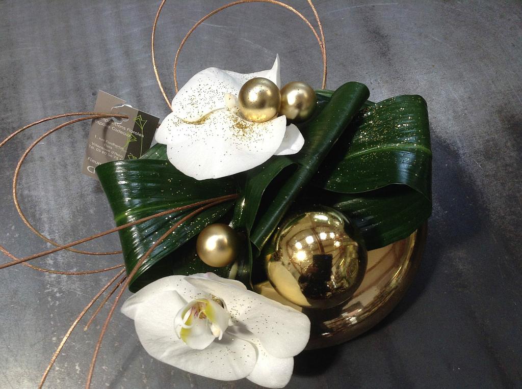 Composition de fleurs blanches avec un doré