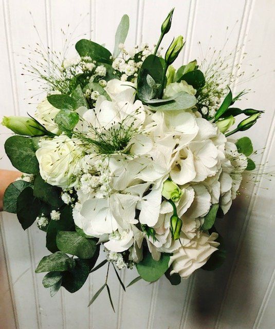 Bouquet de fleurs blanches pour la mariée