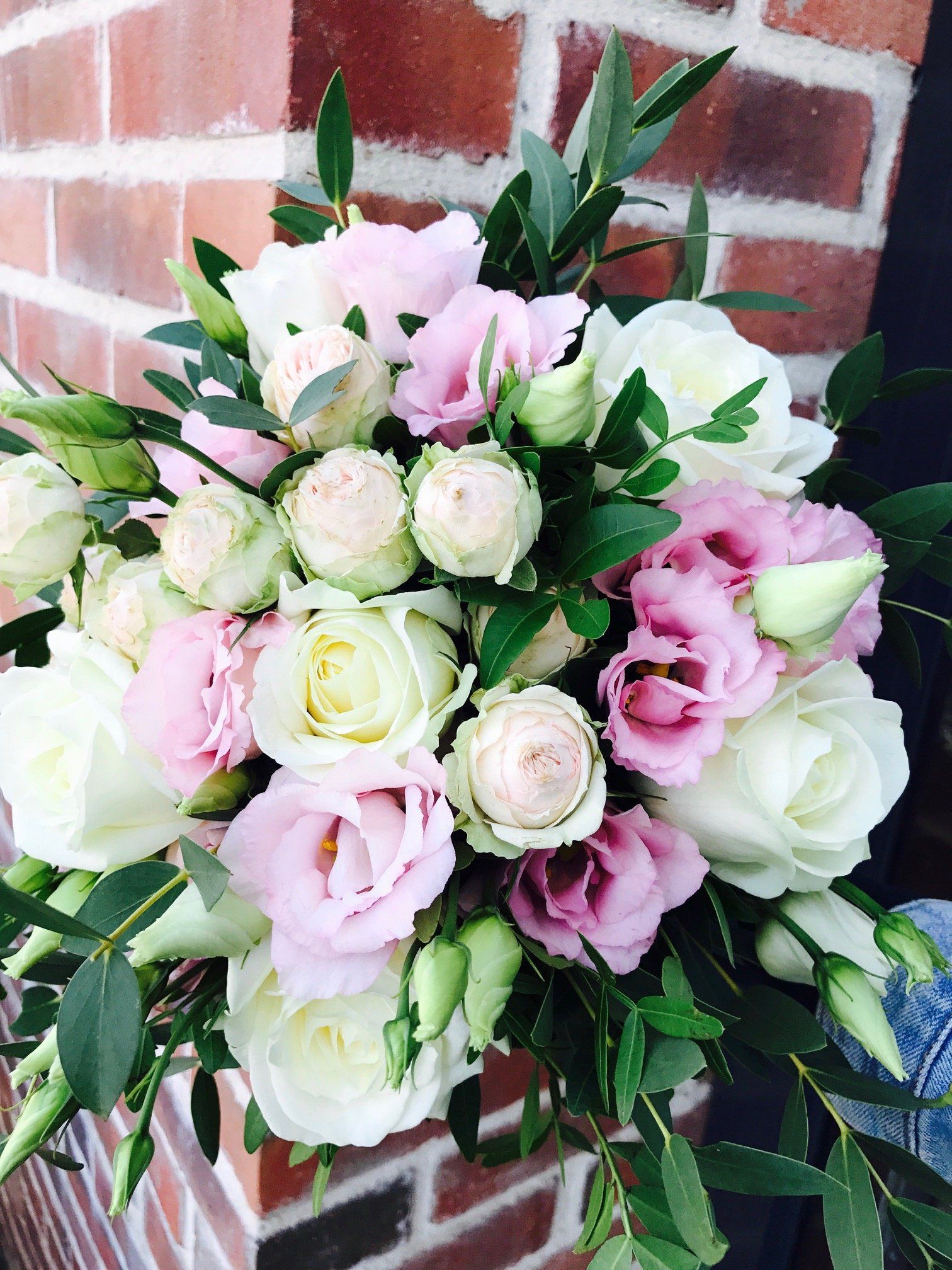 Roses de couleur blanche et rose réunies dans un bouquet