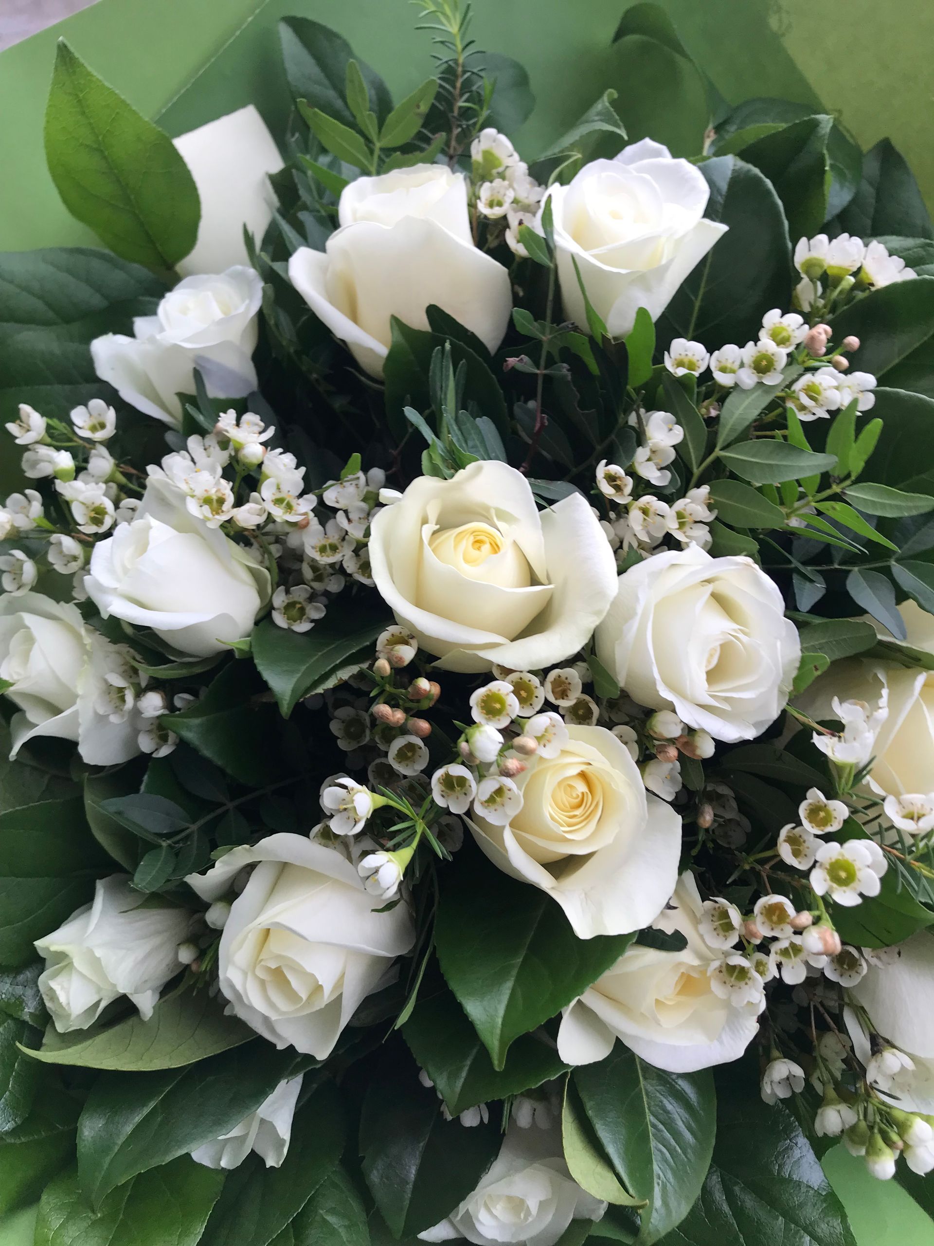 Bouquet de roses blanches avec de petites fleurs