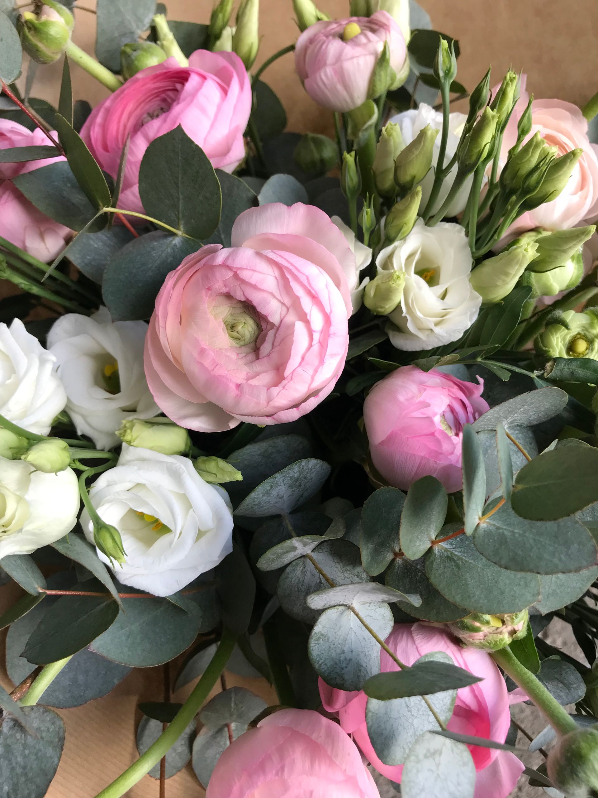 Bouquet majestueux avec des fleurs roses et blanches
