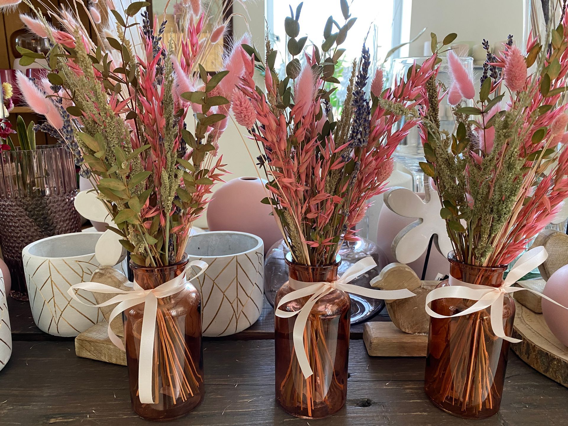 Bouquets de fleurs sèches dans trois vases