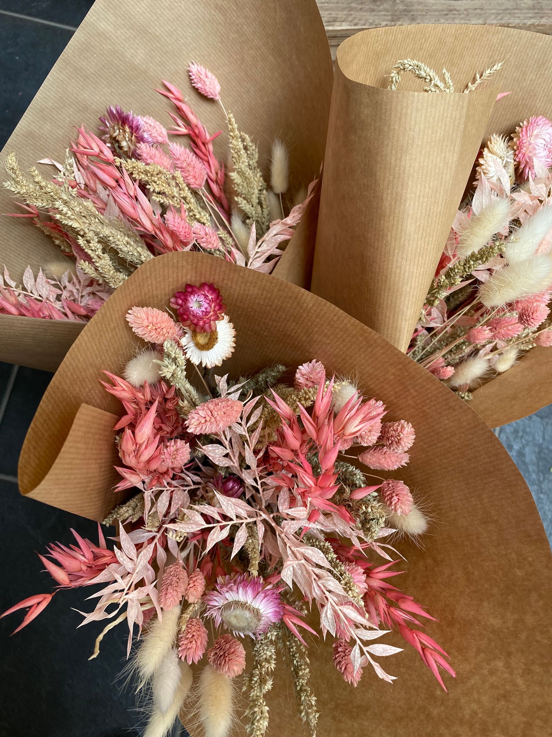 Bouquets de fleurs sèches dans du papier craft