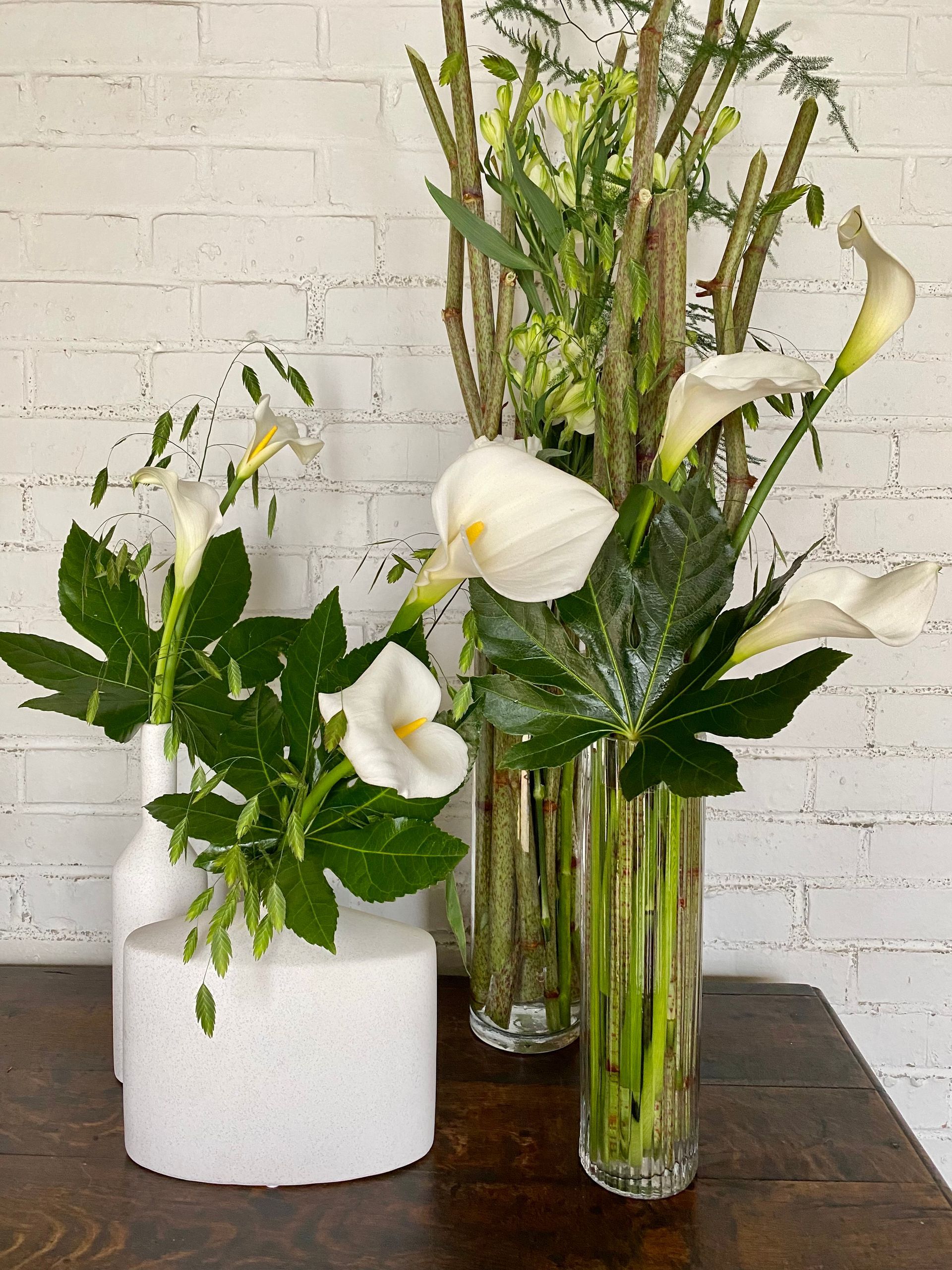 Fleurs dans quatre vases