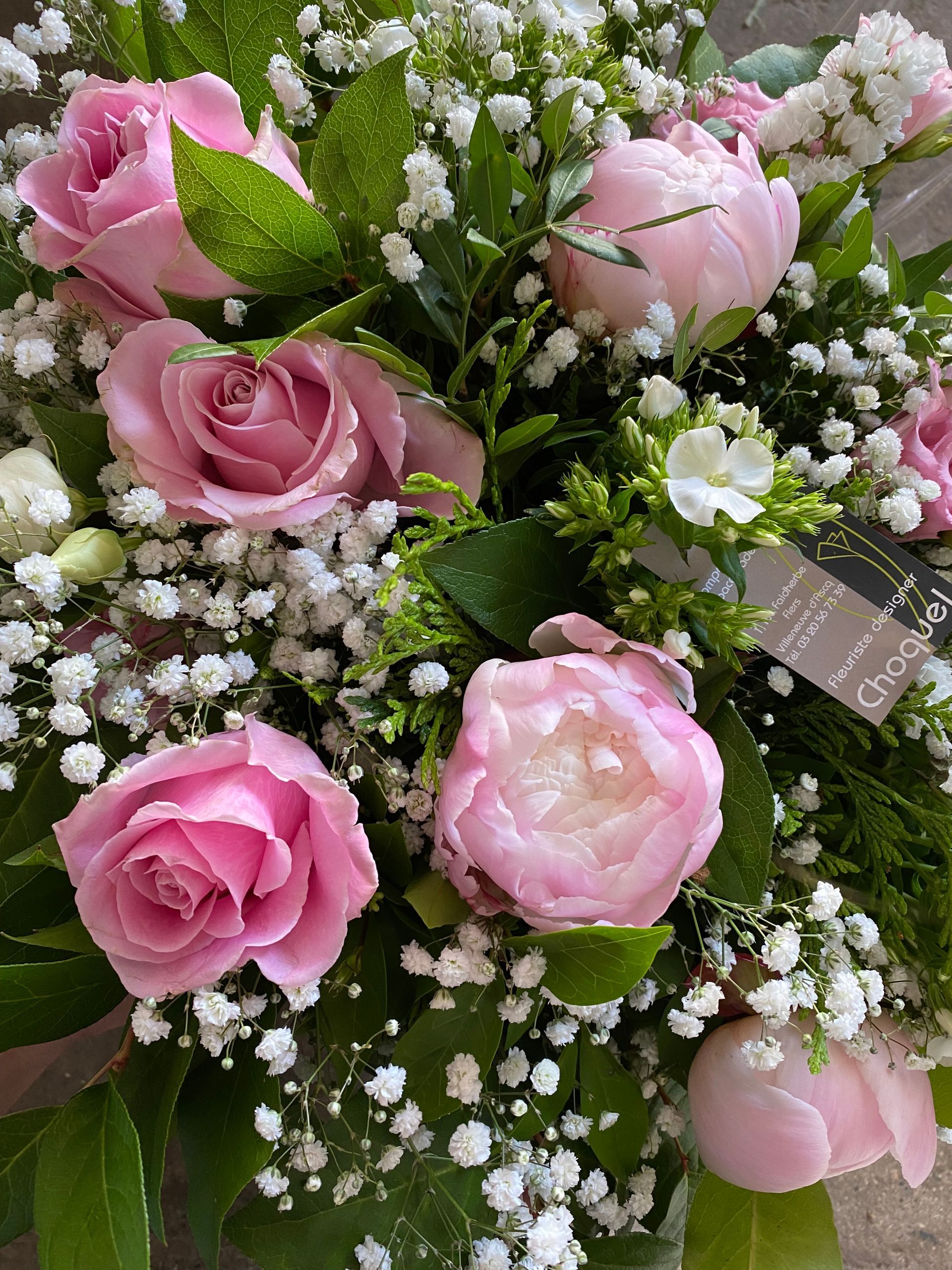 Bouquet avec des fleurs roses et une étiquette Choquel
