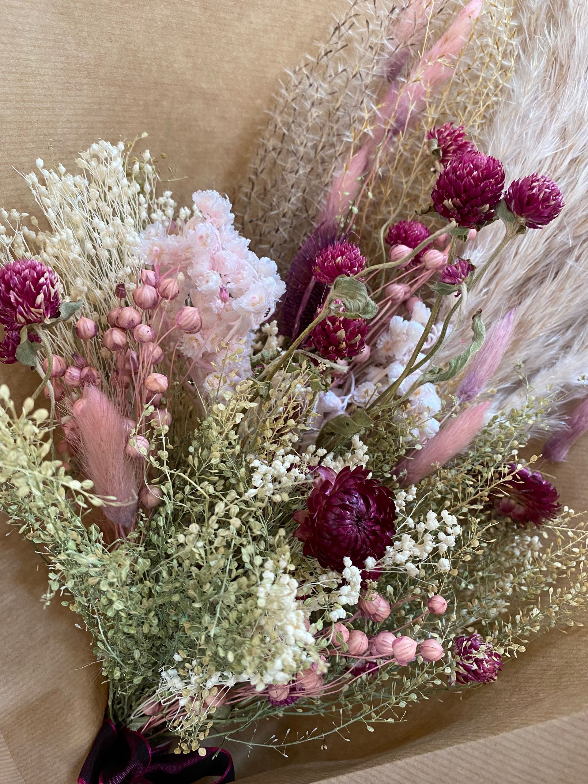 Bouquet de fleurs à dominante pourpre