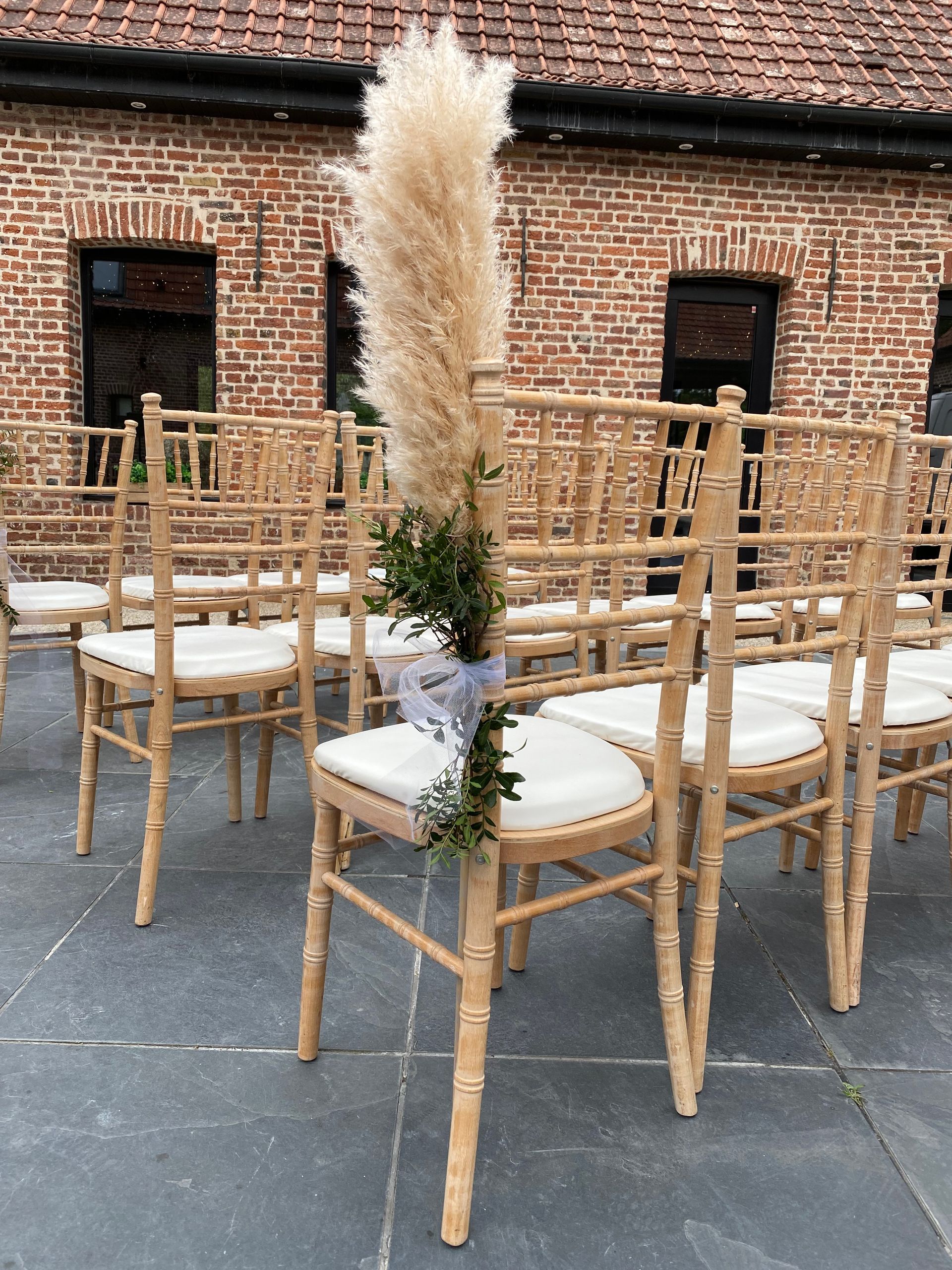 Chaise décorée avec des fleurs