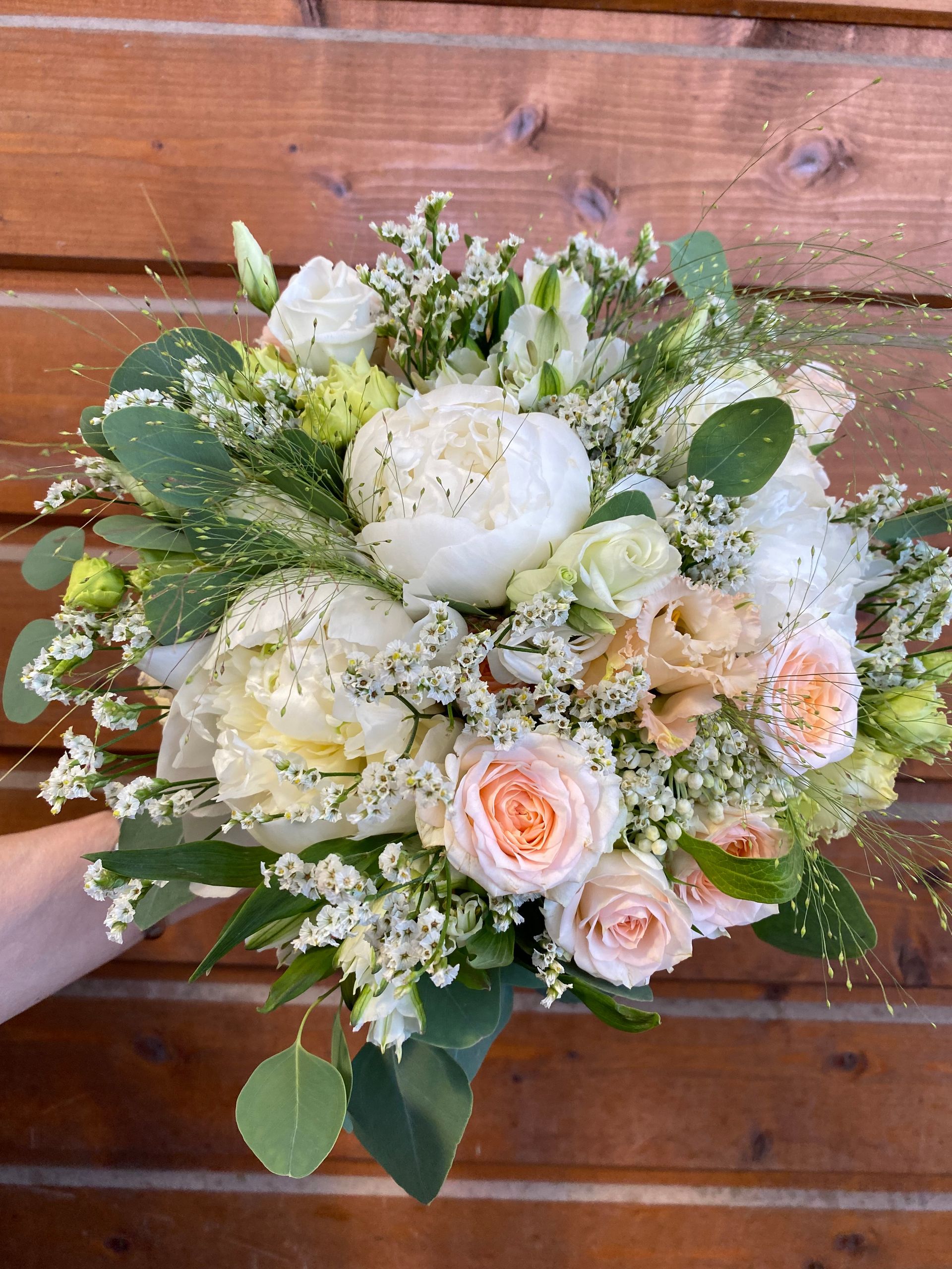 Bouquet de fleurs à dominante rose pâle