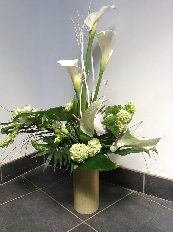 Composition de fleurs blanches et vertes