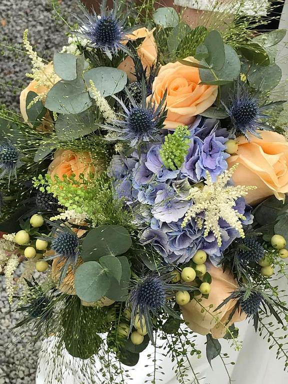 Composition de fleurs orange et mauve