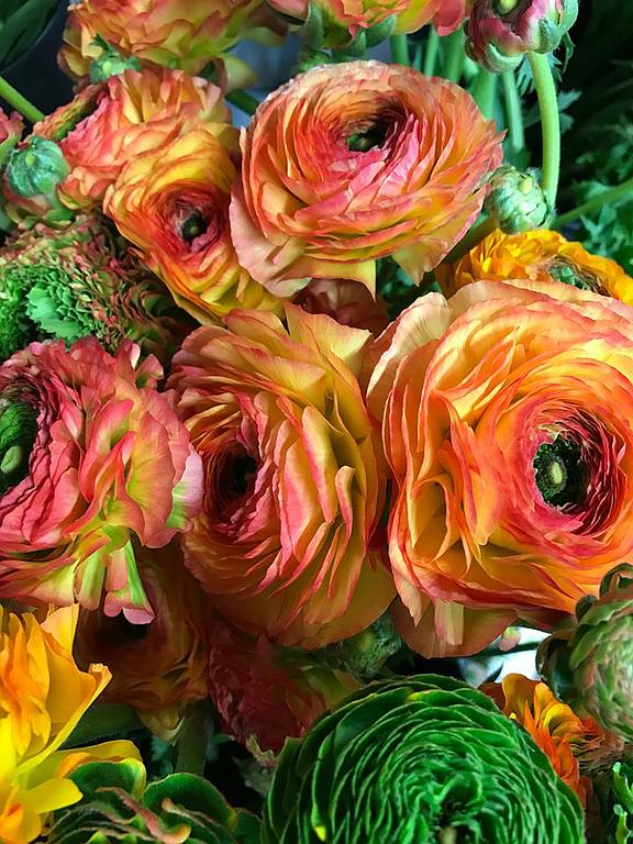 Bouquet avec des fleurs orange et vertes