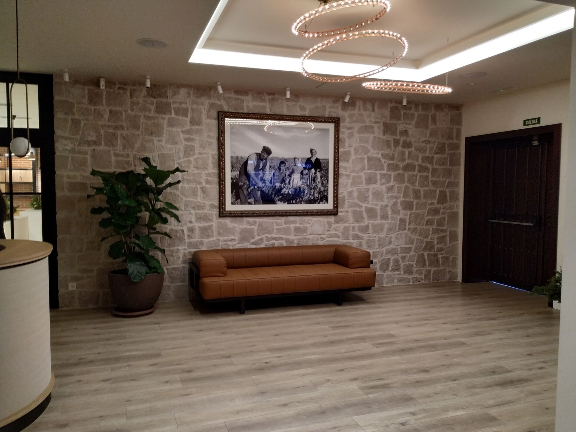 Una sala de estar con un sofá y un cuadro en la pared.