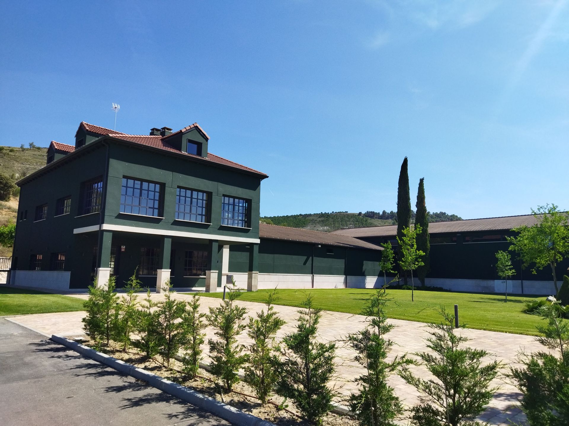 Una gran casa verde con muchas ventanas.