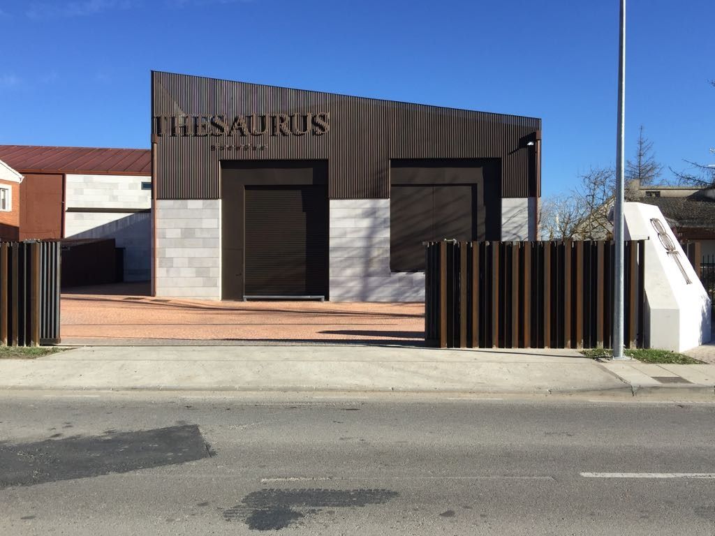 Un edificio con un cartel que dice "tesauro"
