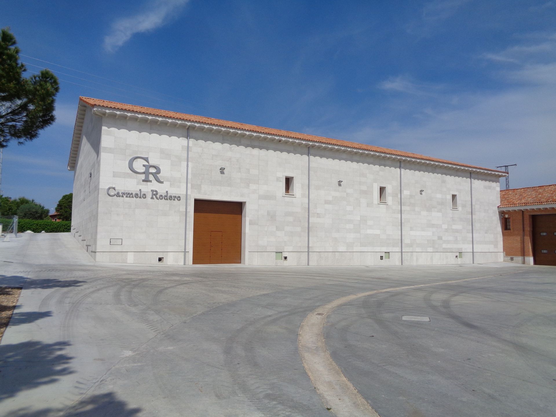 Un gran edificio blanco con la letra r en él.