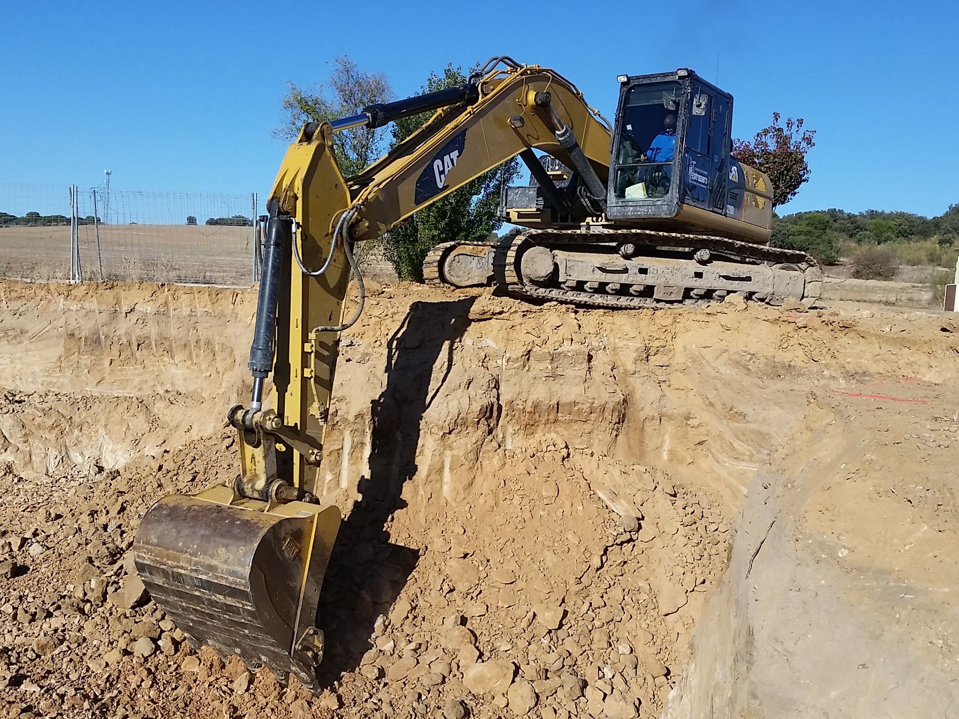 Una excavadora está cavando un hoyo en la tierra